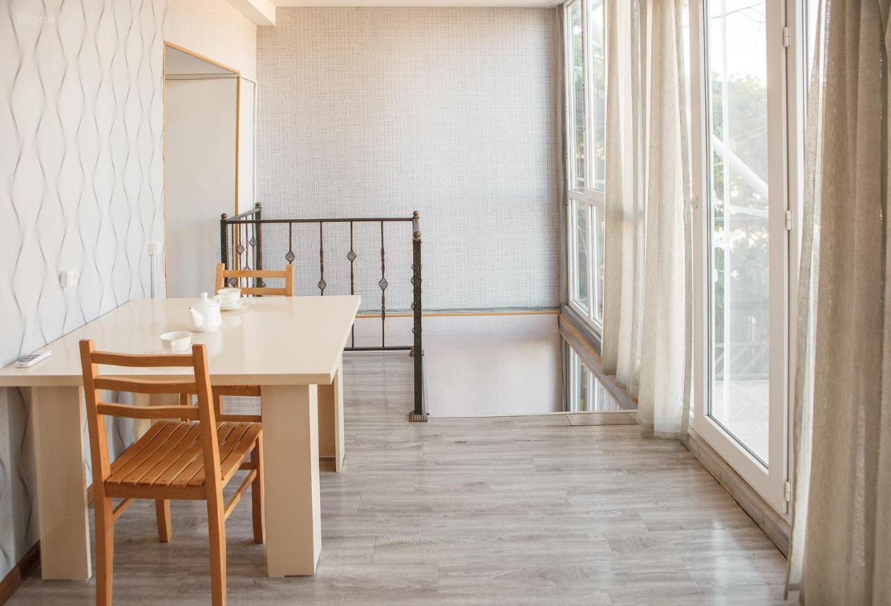 Blossom Hostel Updated ! Обновлено !!! City Center! Perfect Order!!! Snow-White Bed Linen!!! Идеальный Порядок!!! Белоснежное Постельное Белье!!! Центр Города !!! Тбілісі Екстер'єр фото