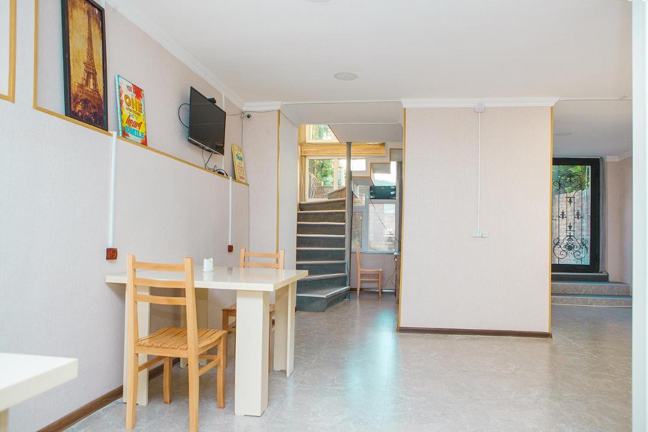 Blossom Hostel Updated ! Обновлено !!! City Center! Perfect Order!!! Snow-White Bed Linen!!! Идеальный Порядок!!! Белоснежное Постельное Белье!!! Центр Города !!! Тбілісі Екстер'єр фото